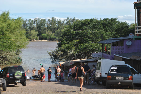 Desabrigados reclamam de abandono da Prefeitura