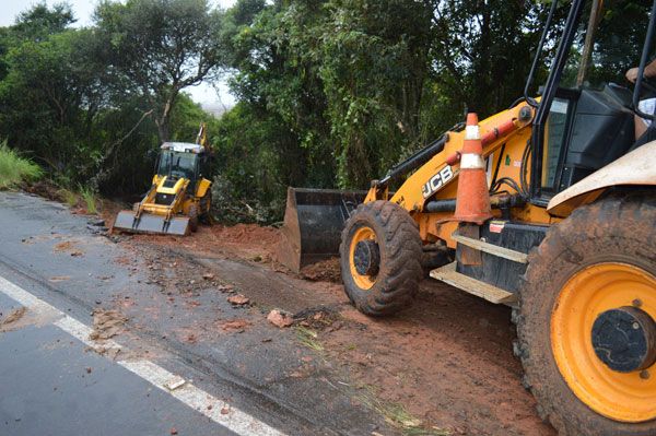 Prefeitura prepara acesso provisório antes da ponte danificada na Várzea do Castagnino