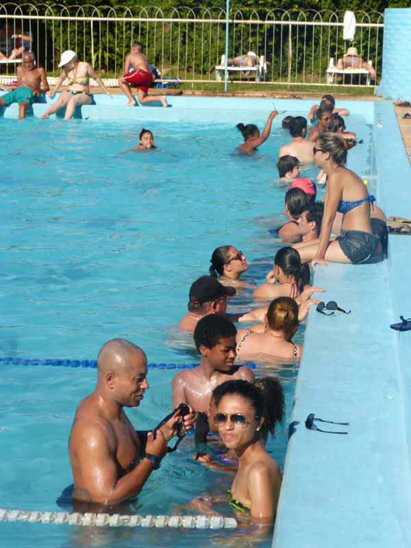 Calorão faz sócios lotarem a área das piscinas da SRB