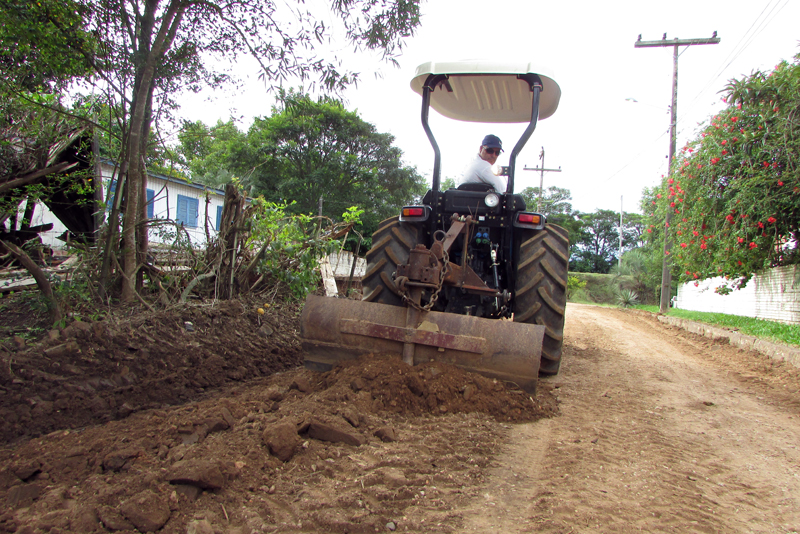 Prefeitura não age e agricultor arruma a rua em que mora