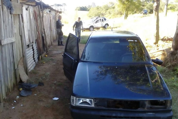 Bandidos depenam carro e deixam recado para a Polícia