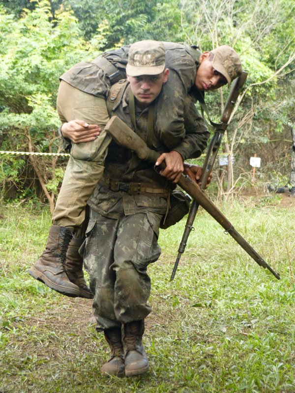 3º BE Cmb forja os seus combatentes em acampamento