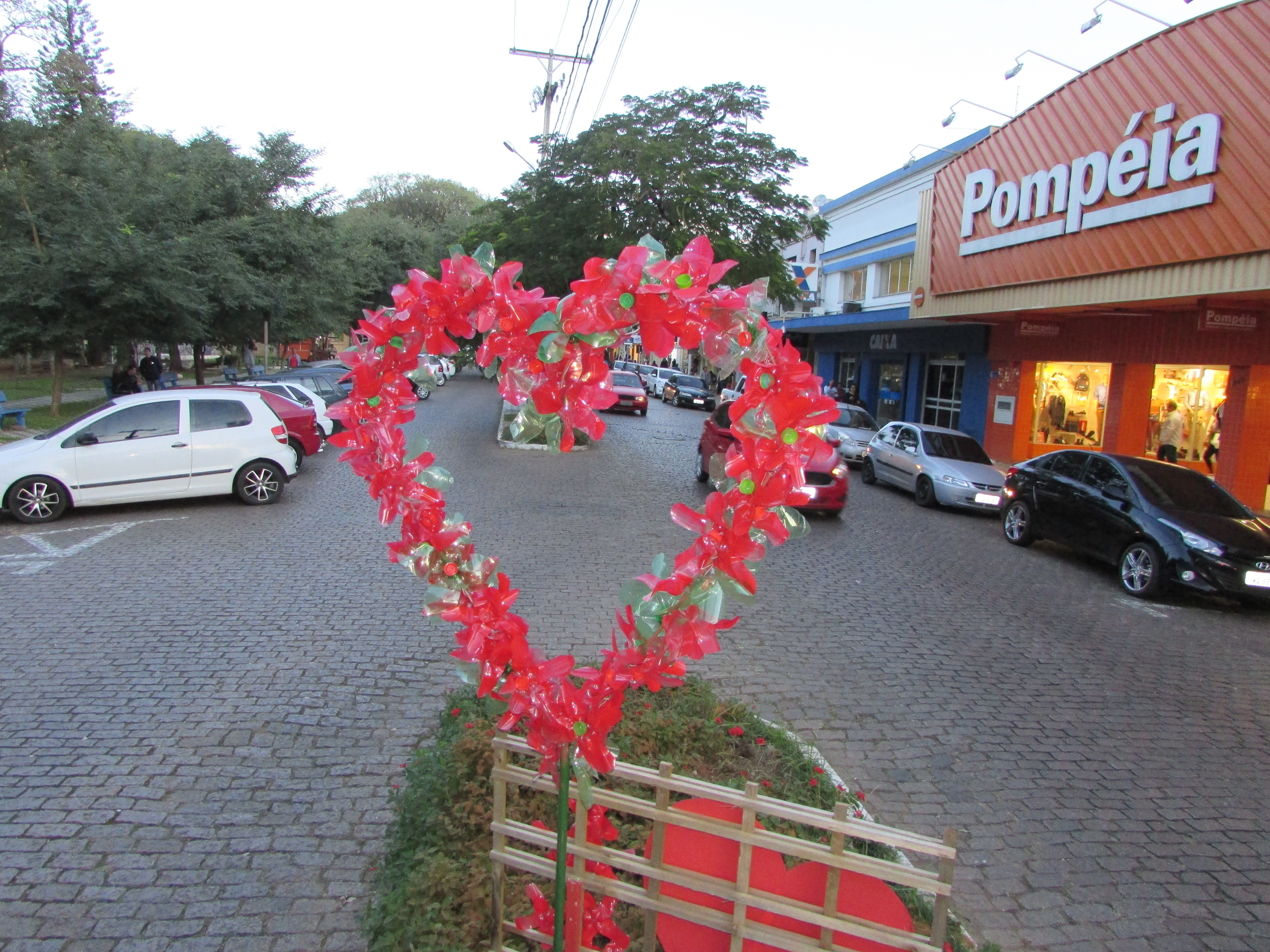 Canteiros da Rua 7 estão decorados para o Dia das Mães