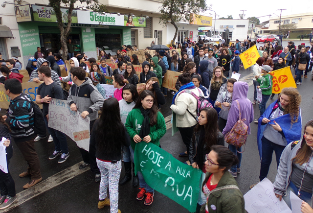 Estudantes tomaram as ruas na passeata em defesa da educação