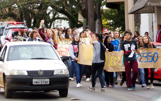 Movimento estudantil promoveu a quarta passeata em favor da educação