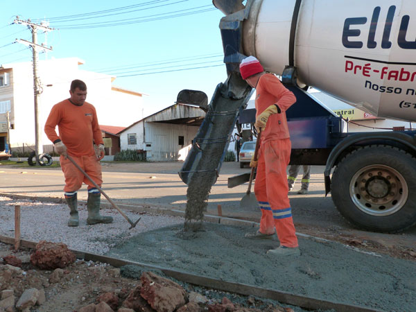 Dnit constrói calçada para pedestre na Avenida dos Imigrantes