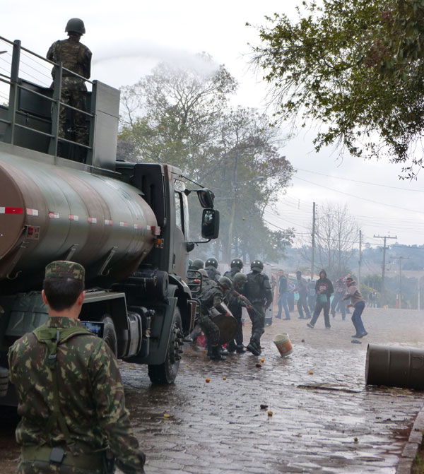 Exército simulou controle de protesto em dia de eleição