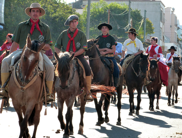 Terça de desfile em homenagem ao Dia do Gaúcho