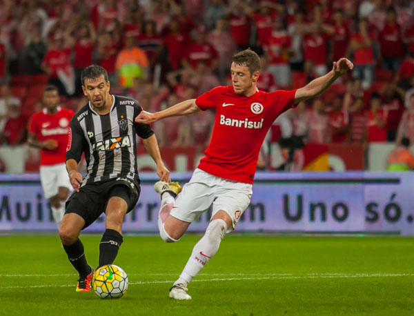 Inter domina, erra na pontaria e no fim perde por 2 a 1 para o Galo