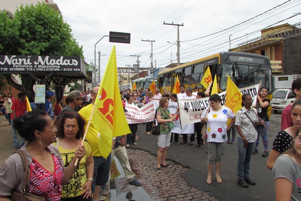 Manifestação dos servidores reuniu cerca de 300 pessoas