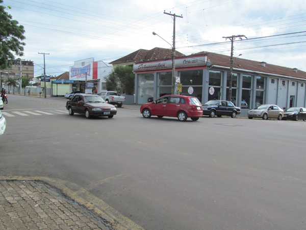 Prefeitura retira rotatória da Avenida Brasil