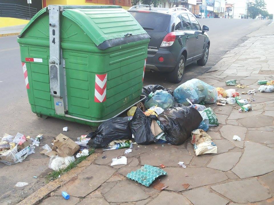 Lixo se acumula na Avenida Brasil