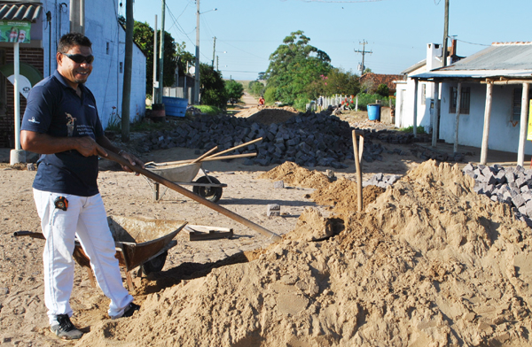 Calçamento de rua é retomado na Vila Piquiri