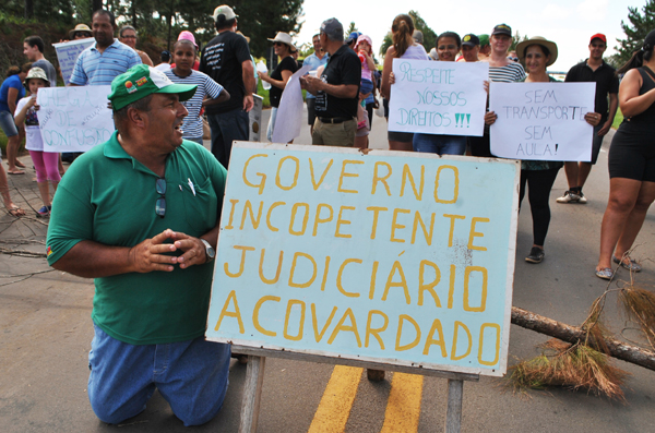 Comunidade de Três Vendas bloqueou a BR 153 em protesto contra falta de transporte escolar