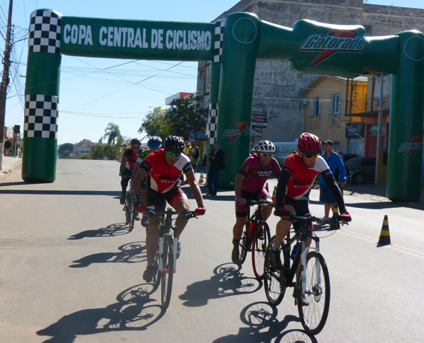 Copa Central de Ciclismo teve boas disputas na Avenida Brasil