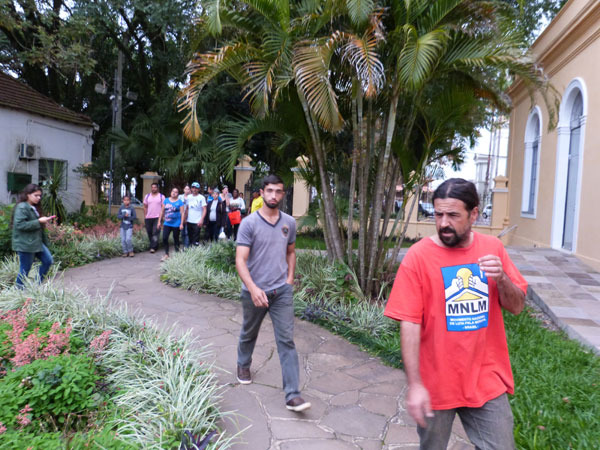 Invasores do Parque Primavera fizeram mobilização em frente à Prefeitura