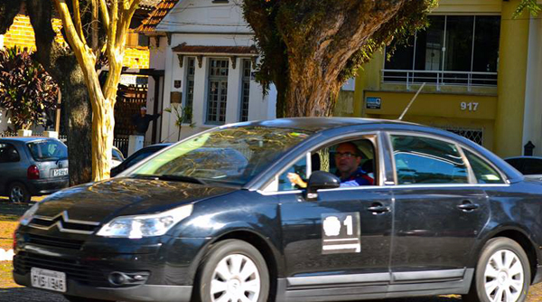 Secretário Lara é flagrado dirigindo carro oficial, o que é legalmente proibido