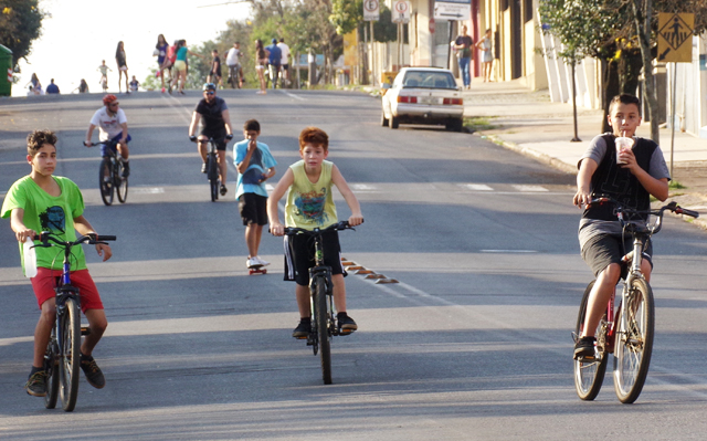 Domingo de sol e exercícios físicos na Avenida Brasil