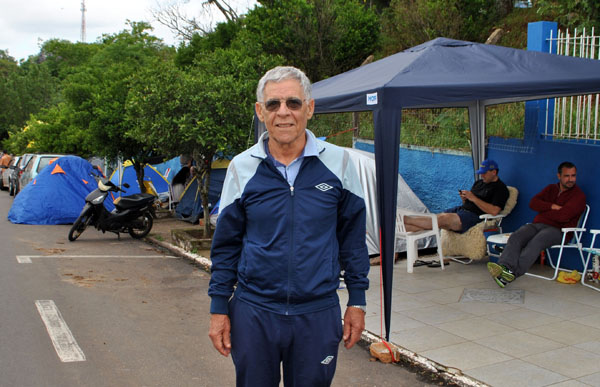 Famílias acampam na frente de creche para tentar vaga