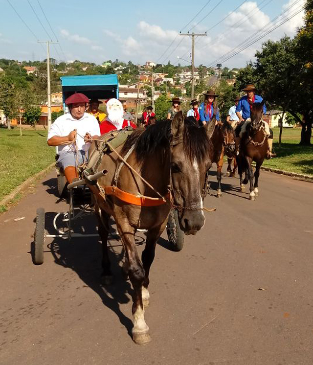 Papai Noel chegou de carroça no Bairro Promorar