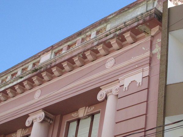 Ornamentos do prédio da Câmara estão caindo