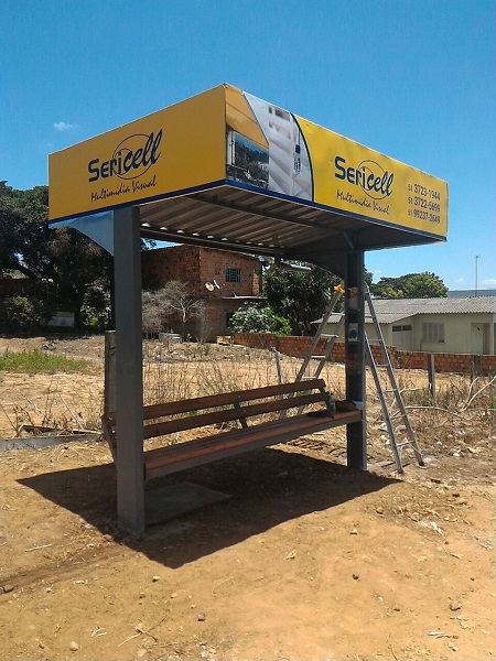 Empresa Sericell transformou parada em minibiblioteca