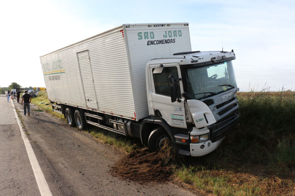 Caminhão da São João se envolve em acidente com morte na BR 290