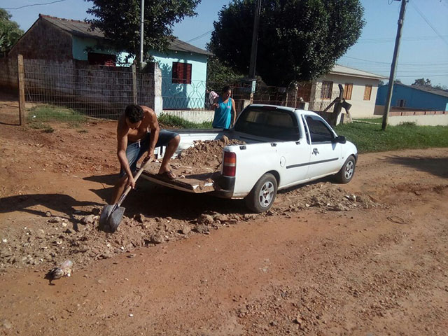 Moradores do Noêmia taparam buracos por conta própria