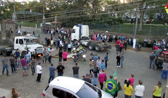 Manifestantes se aglomeraram em frente ao exército na tarde desta terça pedindo intervenção militar