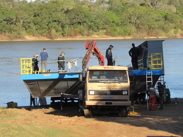 Dia de colocar a balsa no Rio Jacuí