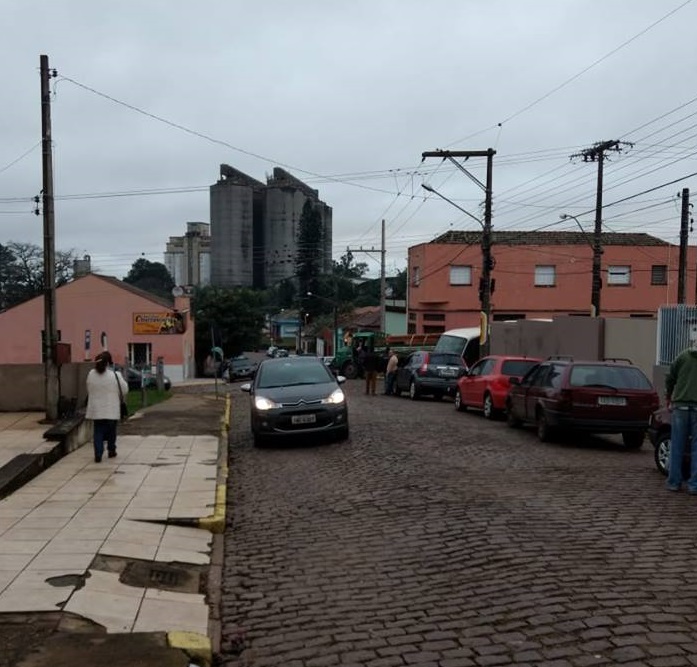 Ponte fechada já causa engarrafamento na Rua Moron para pegar a balsa