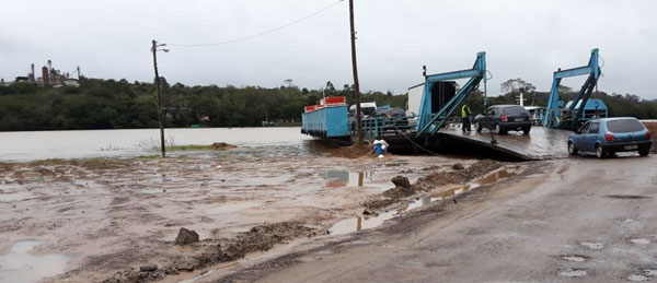 Cheia suspende a travessia por balsa no Rio Jacuí