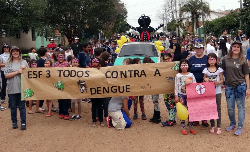 Em ação contra a dengue, estudantes foram às ruas do Noêmia distribuir panfletos