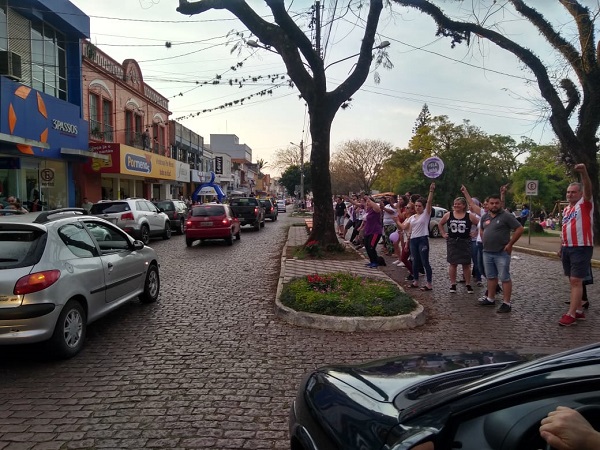 Carreata pró-Bolsonaro cruza a cidade com mais de 500 veículos