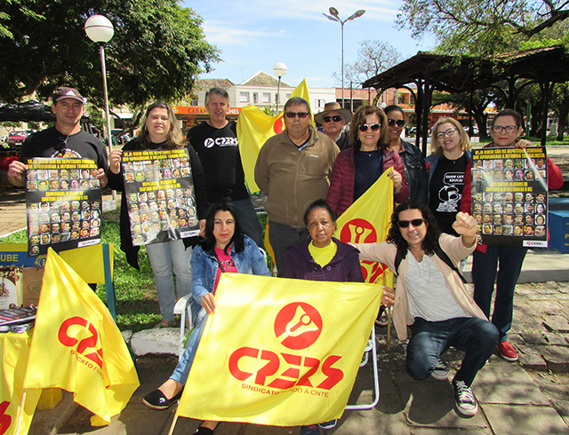 Professores estaduais protestam por salários na Praça Honorato