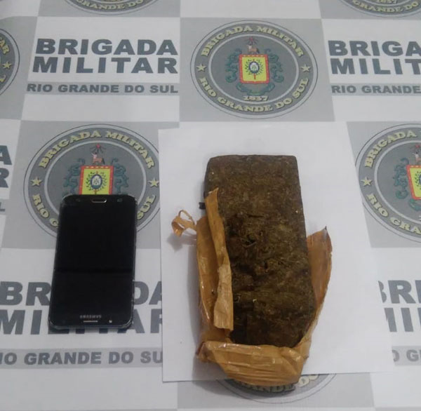 Suspeito de tráfico é preso com quase meio quilo de maconha