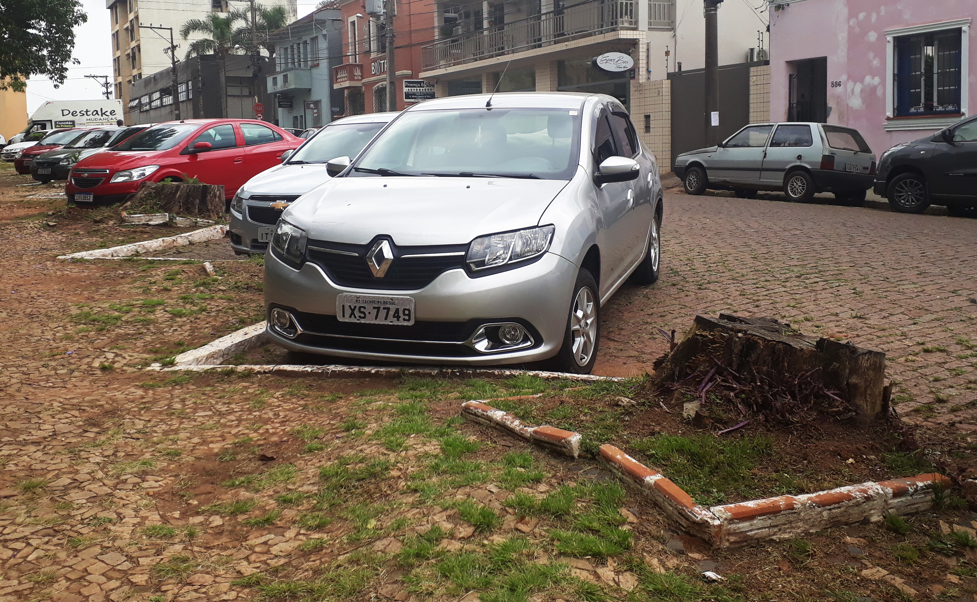 Comerciante sugere mudança no estacionamento oblíquo da Praça Balthazar de Bem