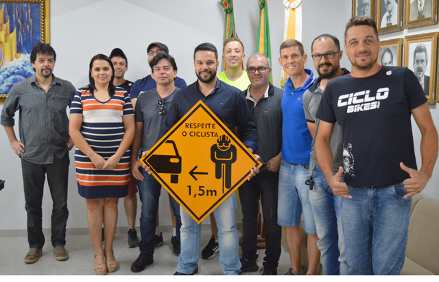 Placas de trânsito cobrarão que motoristas respeitem a distância em relação aos ciclistas