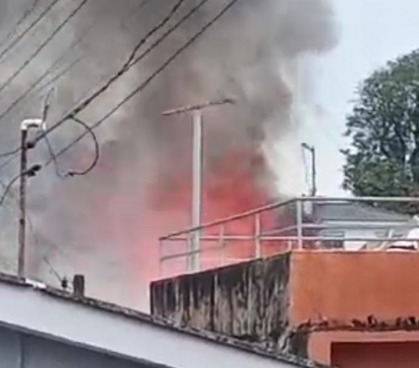 Incêndio em casa no Centro leva três pessoas para o HCB 