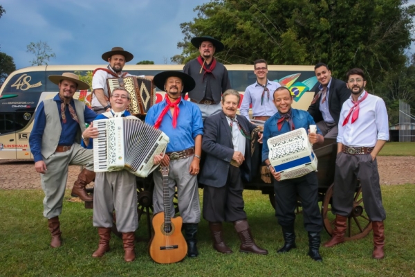 Sábado de bailes para fechar a festa farrapa em Cachoeira