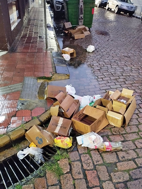Descaso com lixo em pleno centro da cidade