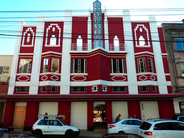 Retirada do tapume mostra beleza da fachada do Coliseu