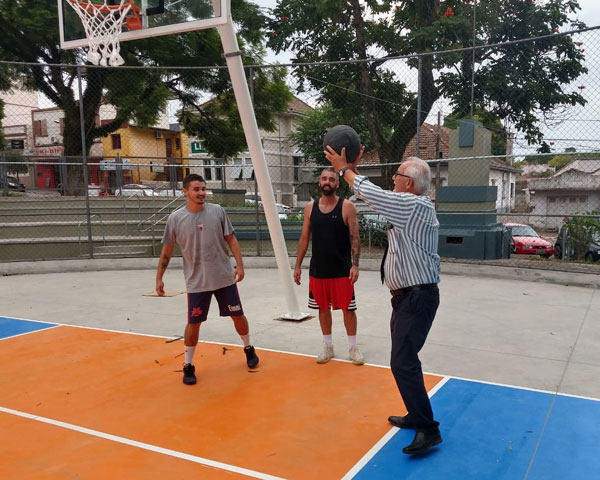 Prefeito arrisca primeiros arremessos na quadra de esportes da Bonifácio