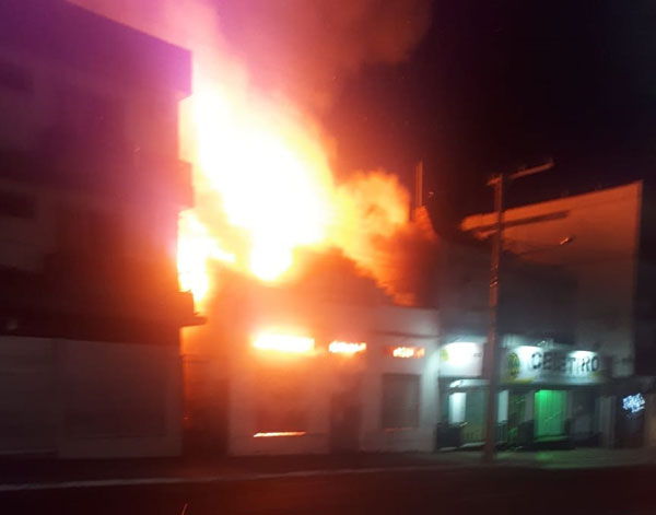 Casa é destruída pelo fogo na Rua Júlio de Castilhos