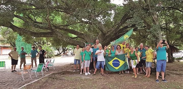 Manifestantes fizeram bandeiraço em apoio a Bolsonaro na Honorato