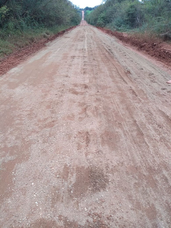 Prefeitura coloca areão e acaba com barro na Paul Harris