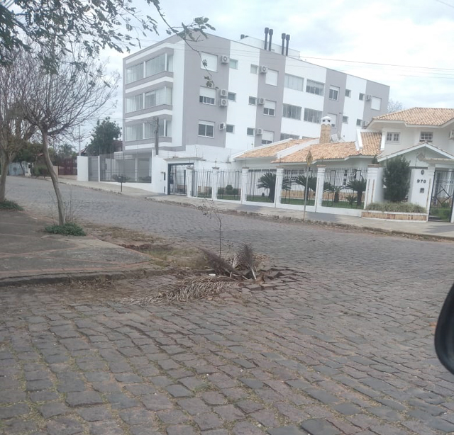 Buraco está crescendo há nove meses na Rua Jorge Frank