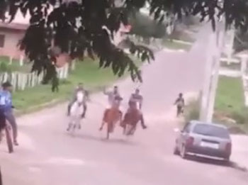 Asfalto vira pista de carreira de cavalos no Bairro Promorar