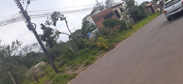 Cabo de internet derruba motociclista no Bairro Cohab