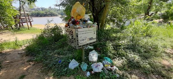 Frequentadores deixam lixo espalhado na Praia Nova